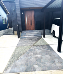 お庭には目隠しフェンスを設置しており、外からの視線を気にすることなく、 お子様わ安心・安全にのびのびと遊べる空間になっております。 また、BBQ用品や車のタイヤなどを収納出来る物置も設置し、 実用性にも配慮した外構となっています。 ※写真をクリックすると拡大して表示されます。